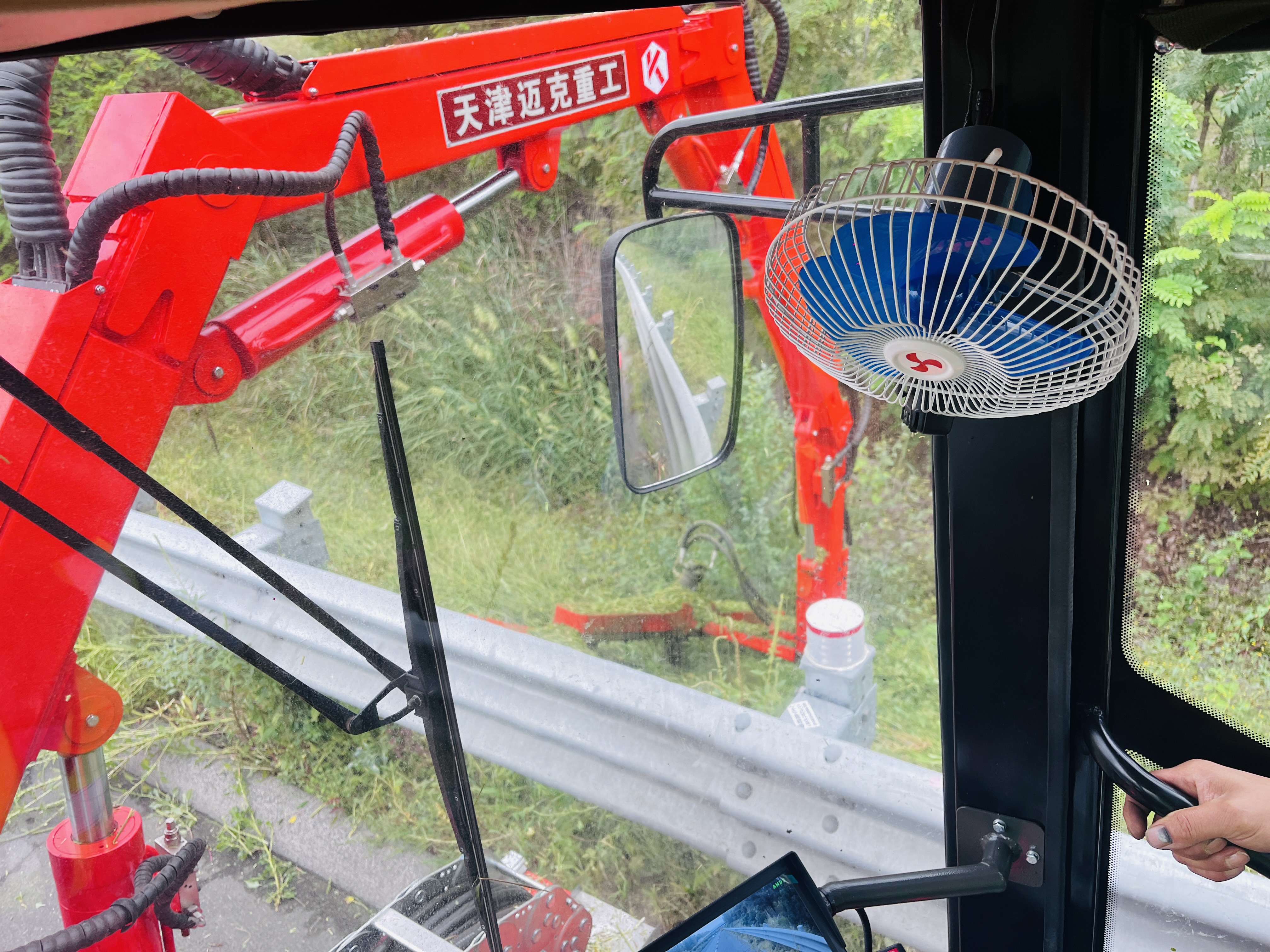 津克JK571自走式修剪机在高速公路市政园林养护作业第一视角实拍