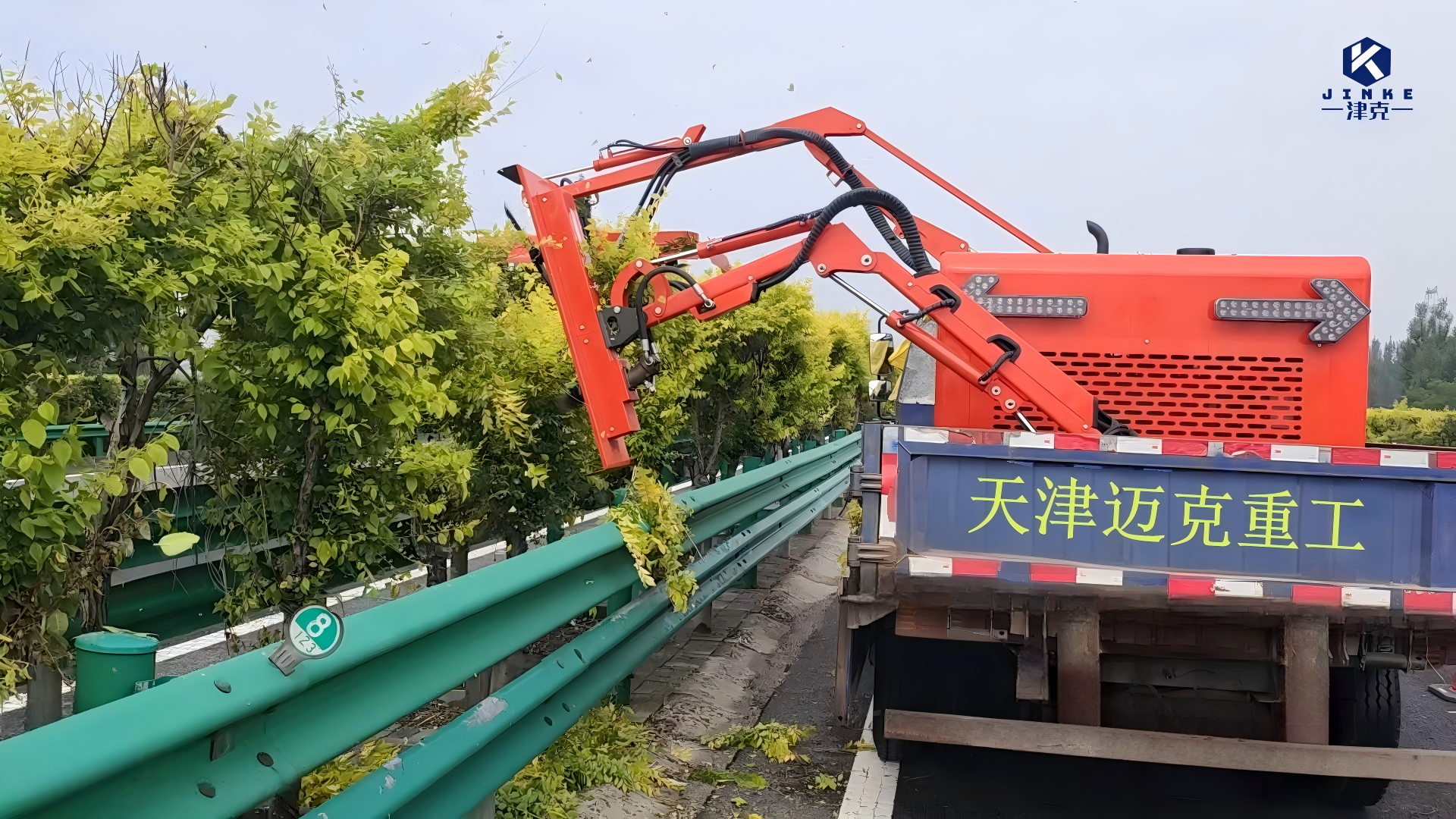 天津迈克重工津克车载式双臂修剪机在高速公路上进行中央隔离带同步修剪作业，展现高效规模化养护能力