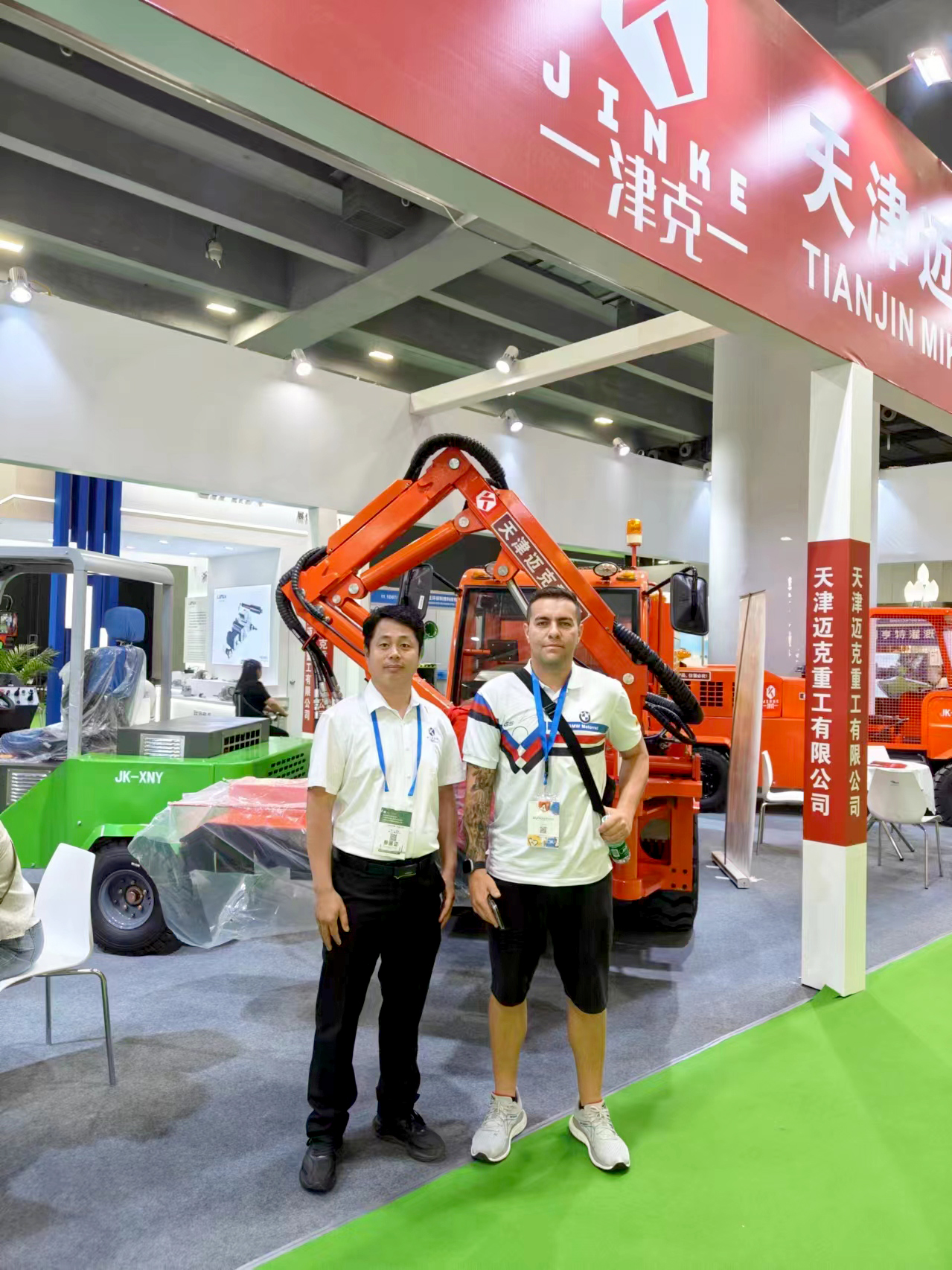 津克（JINKE）品牌展位全景，多台高速公路绿篱修剪机整齐展示，吸引国内外专业观众咨询交流。